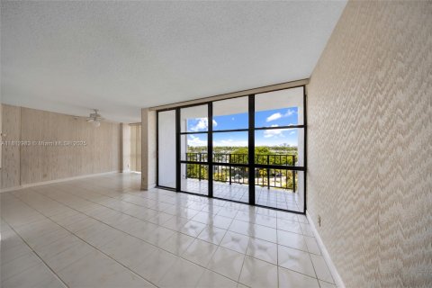 Condo in Hallandale Beach, Florida, 1 bedroom  № 1758479 - photo 14