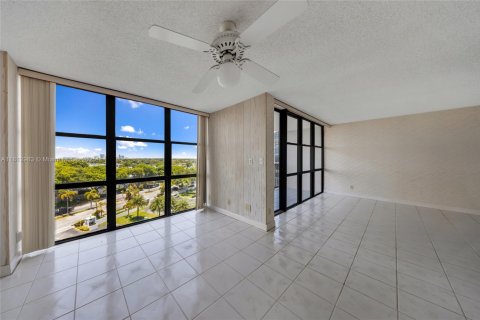 Condo in Hallandale Beach, Florida, 1 bedroom  № 1758479 - photo 22
