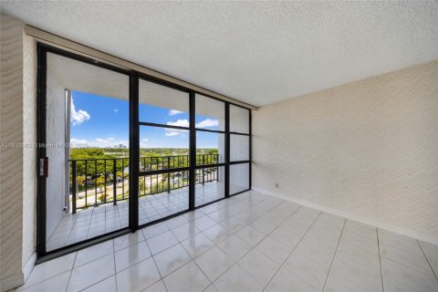 Condo in Hallandale Beach, Florida, 1 bedroom  № 1758479 - photo 6