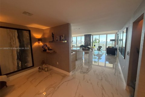 Apartamento en alquiler en North Miami Beach, Florida, 4 dormitorios, 104.89 m2 № 1943853 - foto 2