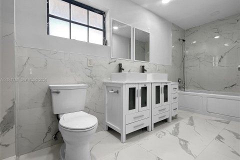 Villa ou maison à vendre à Miami, Floride: 4 chambres, 191.19 m2 № 2089625 - photo 27