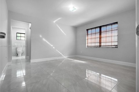 Villa ou maison à vendre à Miami, Floride: 4 chambres, 191.19 m2 № 2089625 - photo 25