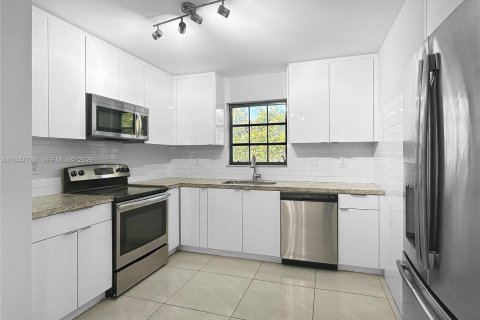 Villa ou maison à vendre à Miami, Floride: 4 chambres, 191.19 m2 № 2089625 - photo 13