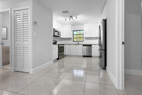 Villa ou maison à vendre à Miami, Floride: 4 chambres, 191.19 m2 № 2089625 - photo 12