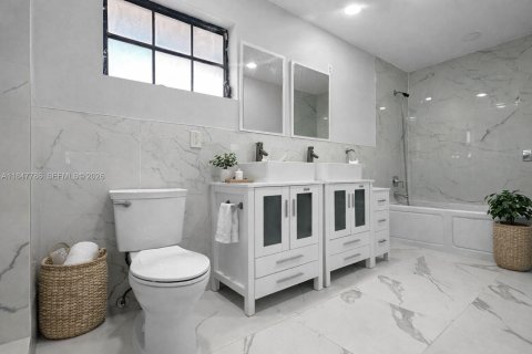Villa ou maison à vendre à Miami, Floride: 4 chambres, 191.19 m2 № 2089625 - photo 8
