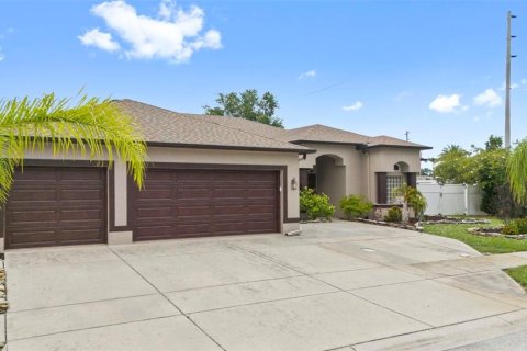 House in New Port Richey, Florida 3 bedrooms, 169.83 sq.m. № 1876006 - photo 1