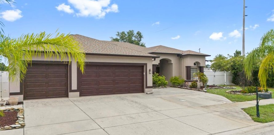 House in New Port Richey, Florida 3 bedrooms, 169.83 sq.m. № 1876006