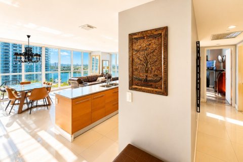 Condo in Miami, Florida, 2 bedrooms  № 2083360 - photo 14