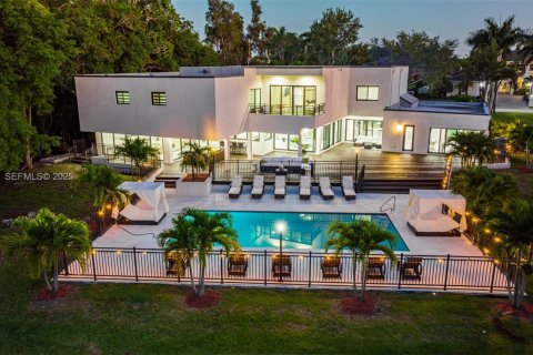 Casa en venta en Plantation, Florida, 9 dormitorios, 797.29 m2 № 1994434 - foto 1