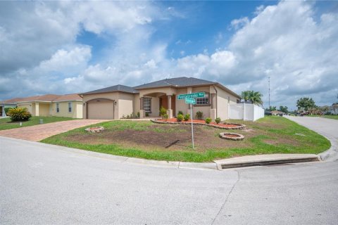 House in Lakeland, Florida 4 bedrooms, 219.81 sq.m. № 2117405 - photo 3
