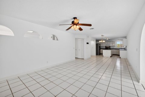 House in Vero Beach, Florida 4 bedrooms, 318.84 sq.m. № 2249740 - photo 21
