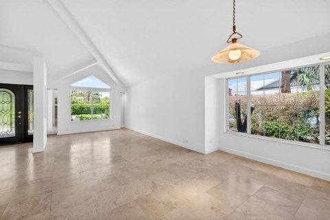 House in Vero Beach, Florida 4 bedrooms, 318.84 sq.m. № 2249740 - photo 18
