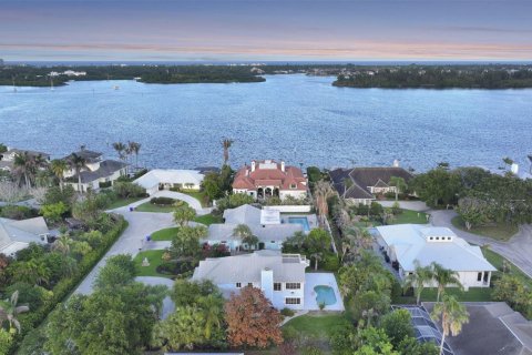 House in Vero Beach, Florida 4 bedrooms, 318.84 sq.m. № 2249740 - photo 2