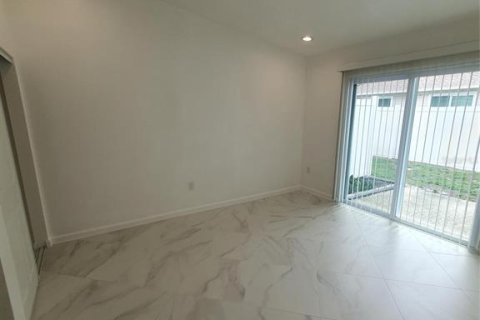 House in Palm Harbor, Florida 2 bedrooms, 92.9 sq.m. № 2379738 - photo 6