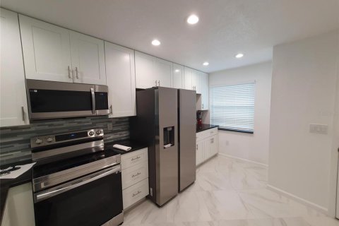 House in Palm Harbor, Florida 2 bedrooms, 92.9 sq.m. № 2379738 - photo 2