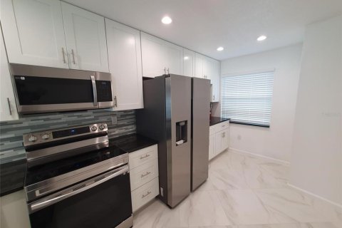 House in Palm Harbor, Florida 2 bedrooms, 92.9 sq.m. № 2379738 - photo 9