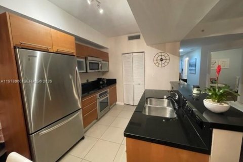 Condo in Miami, Florida, 2 bedrooms  № 2042000 - photo 2