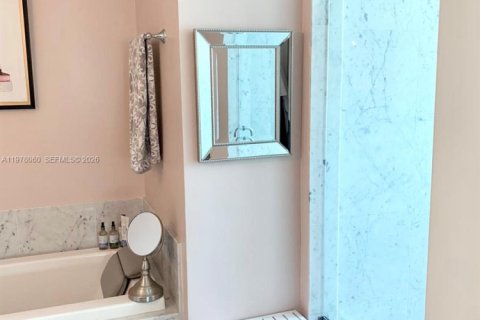 Condo in Miami, Florida, 2 bedrooms  № 2042000 - photo 13