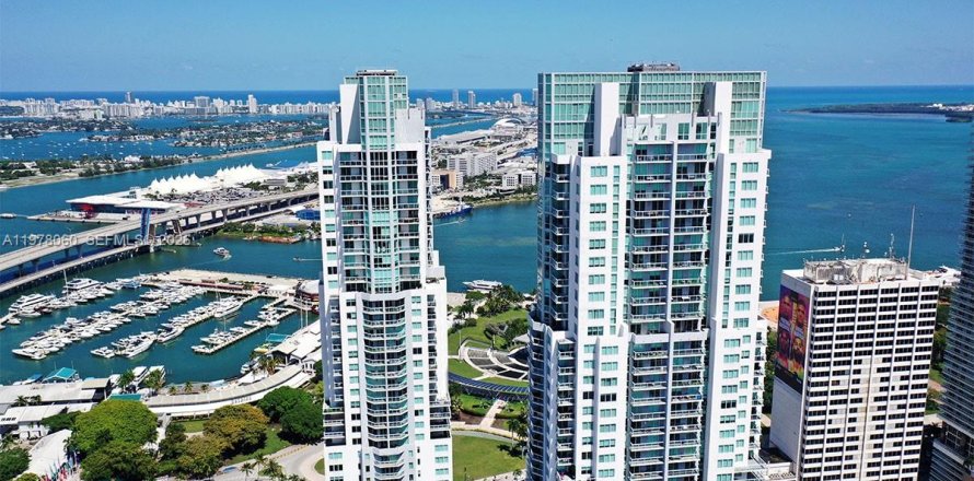 Condo in Miami, Florida, 2 bedrooms  № 2042000