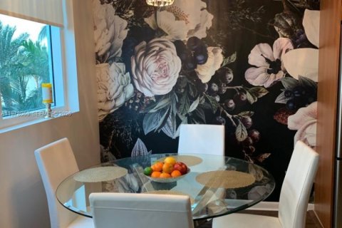 Condo in Miami, Florida, 2 bedrooms  № 2042000 - photo 4