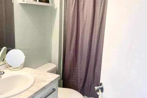 Condo in Miami, Florida, 2 bedrooms  № 2042000 - photo 15