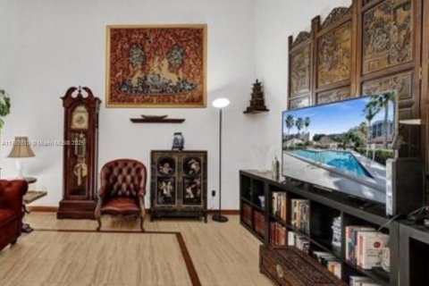 House in Hallandale Beach, Florida 3 bedrooms, 150.87 sq.m. № 1861757 - photo 7