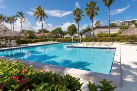 House in Hallandale Beach, Florida 3 bedrooms, 150.87 sq.m. № 1861757 - photo 20