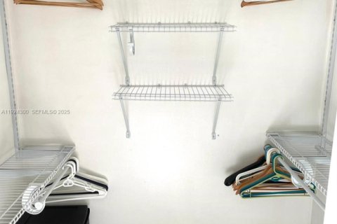 Condo in Miami Beach, Florida, 1 bedroom № 1982603 - photo 17