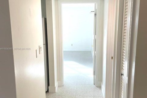 Condo in Miami Beach, Florida, 1 bedroom № 1982603 - photo 13