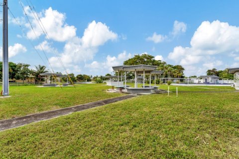 Commercial property in Lauderdale Lakes, Florida № 972669 - photo 1