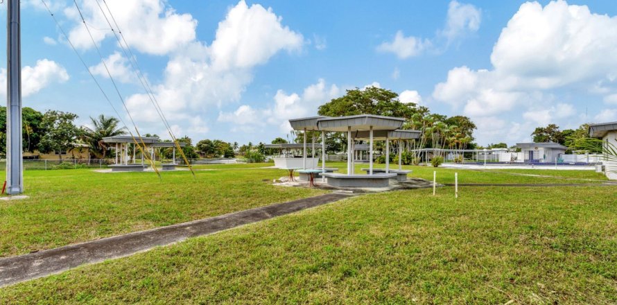 Commercial property in Lauderdale Lakes, Florida № 972669