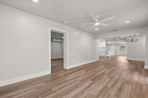 Villa ou maison à vendre à West Palm Beach, Floride: 4 chambres, 257.06 m2 № 2270472 - photo 12