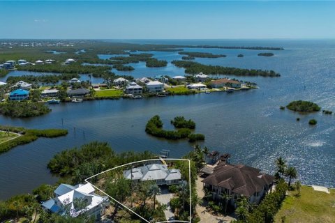 House in Punta Gorda, Florida 3 bedrooms, 156.73 sq.m. № 1722695 - photo 1