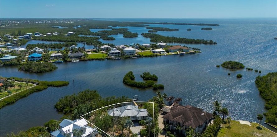 House in Punta Gorda, Florida 3 bedrooms, 156.73 sq.m. № 1722695