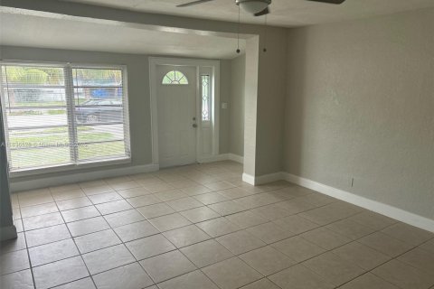 House in Oakland Park, Florida 2 bedrooms, 93 sq.m. № 1823709 - photo 3