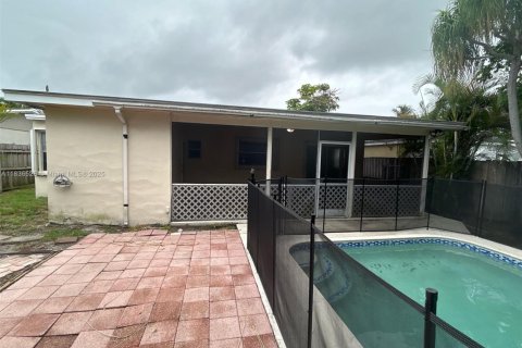House in Oakland Park, Florida 2 bedrooms, 93 sq.m. № 1823709 - photo 11
