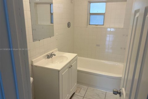 House in Oakland Park, Florida 2 bedrooms, 93 sq.m. № 1823709 - photo 5