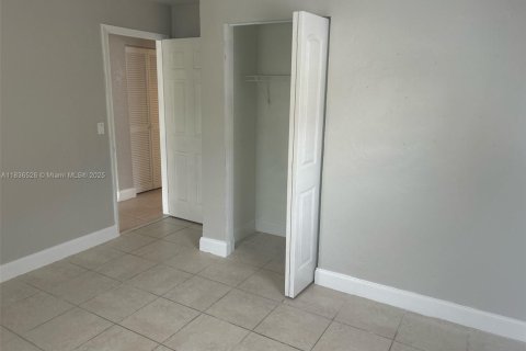 House in Oakland Park, Florida 2 bedrooms, 93 sq.m. № 1823709 - photo 7