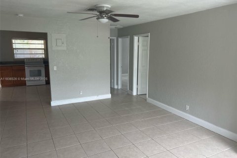 House in Oakland Park, Florida 2 bedrooms, 93 sq.m. № 1823709 - photo 2