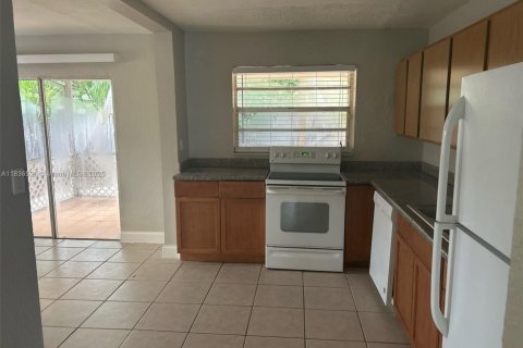 House in Oakland Park, Florida 2 bedrooms, 93 sq.m. № 1823709 - photo 4