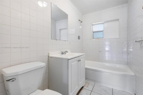House in Oakland Park, Florida 2 bedrooms, 93 sq.m. № 1823709 - photo 23