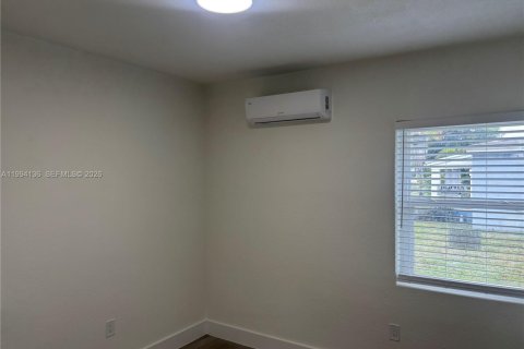 Купить коммерческую недвижимость в Норт-Майами-Бич, Флорида 114.27м2, № 2062918 - фото 10