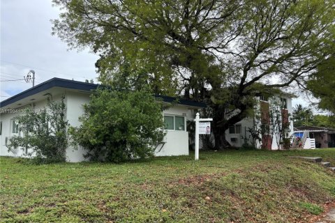 Коммерческая недвижимость в Норт-Майами-Бич, Флорида 114.27м2 № 2062918