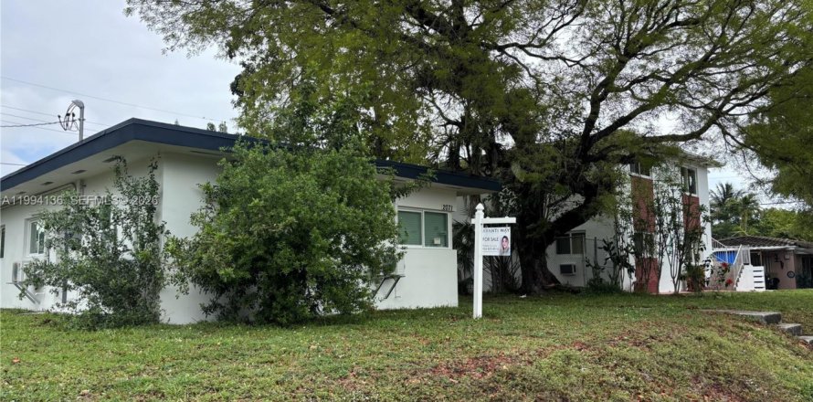 Коммерческая недвижимость в Норт-Майами-Бич, Флорида 114.27м2 № 2062918