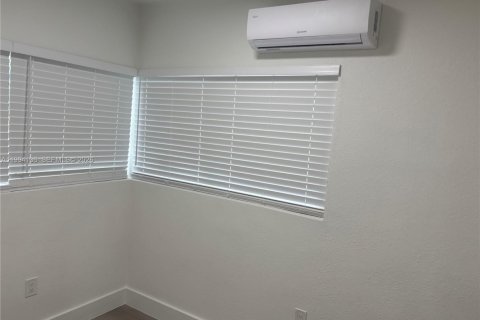 Купить коммерческую недвижимость в Норт-Майами-Бич, Флорида 114.27м2, № 2062918 - фото 8