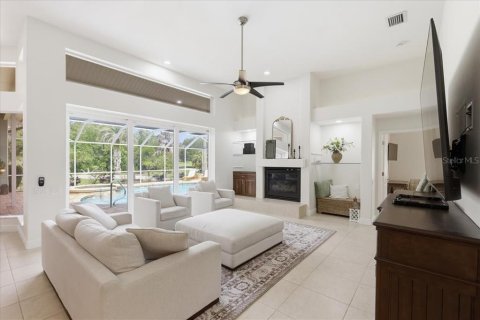 House in Weeki Wachee, Florida 4 bedrooms, 263.1 sq.m. № 2212152 - photo 15