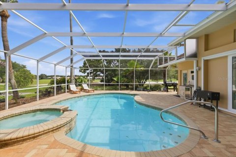 House in Weeki Wachee, Florida 4 bedrooms, 263.1 sq.m. № 2212152 - photo 3