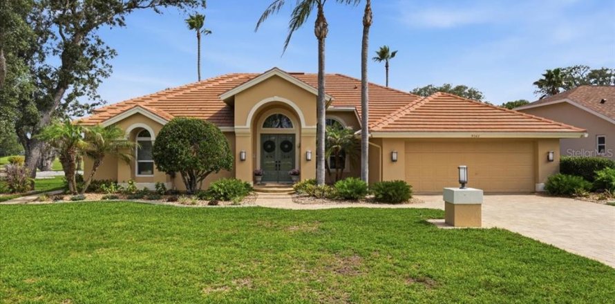 House in Weeki Wachee, Florida 4 bedrooms, 263.1 sq.m. № 2212152