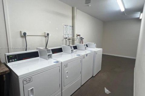 Copropriété à vendre à Pembroke Pines, Floride: 2 chambres, 76.09 m2 № 1978416 - photo 20