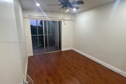 Copropriété à vendre à Pembroke Pines, Floride: 2 chambres, 76.09 m2 № 1978416 - photo 18